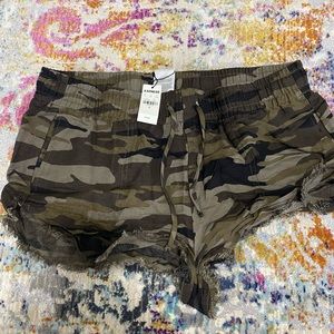 NWT Express army print mid rise shorts